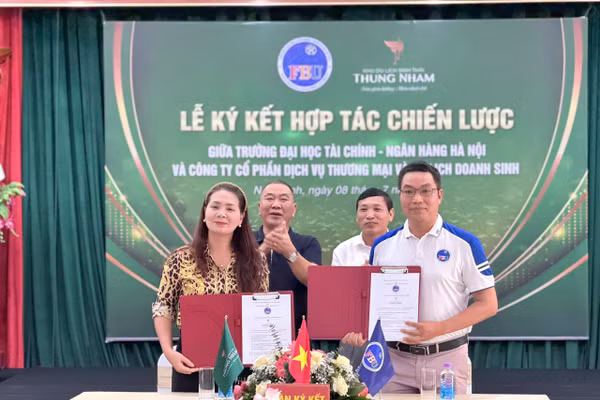 Đại diện 2 đơn vị ký kết biên bản hợp tác.