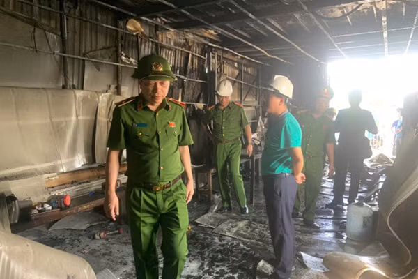 Thiếu tướng Nguyễn Hồng Ky, Phó Giám đốc Công an TP Hà Nội, tại hiện trường vụ cháy.