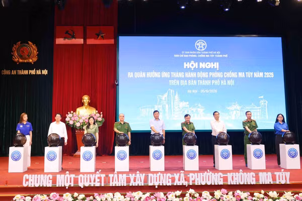 Các đại biểu thực hiện nghi thức phát động Tháng hành động phòng chống ma túy.