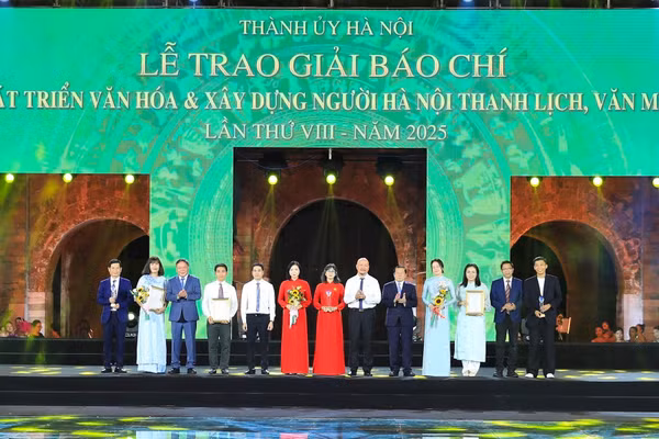 Trao giải A cho các tác giả, nhóm tác giả đoạt giải. Ảnh: QT.