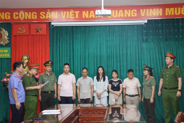 Cơ quan Cảnh sát điều tra Công an tỉnh Bắc Ninh tống đạt các quyết định đối với các bị can.