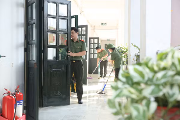 Công an cùng nhà trường làm công tác vệ sinh, sẵn sàng đón học sinh trở lại trường.