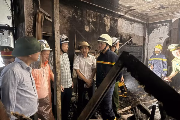 Thiếu tướng Nguyễn Hồng Ky – Phó Giám đốc Công an TP Hà Nội chỉ đạo các lực lượng tại vụ cháy.