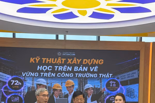 Các chuyên gia trực tiếp chia sẻ tại livestream