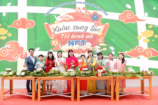 Cô trò Trường THCS Nguyễn Công Trứ hân hoan đón năm mới.