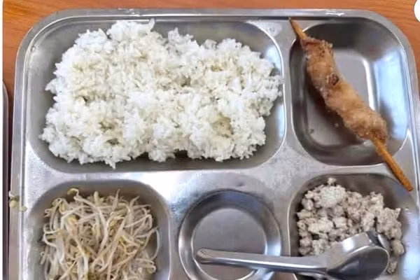 Hà Nội yêu cầu làm rõ phản ánh về bữa ăn bán trú tại Trường Tiểu học Trung Giã B