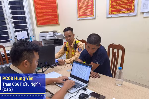 CSGT làm việc với lái xe vi phạm. Ảnh: TG