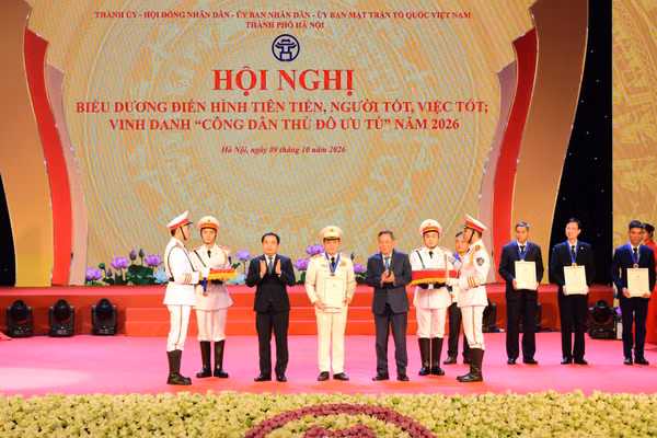 Lãnh đạo TP Hà Nội trao danh hiệu cho Trung tướng Nguyễn Thanh Tùng.