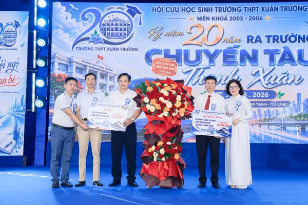 Đại diện Ban liên lạc tặng quà, chụp ảnh lưu niệm với Ban giám hiệu nhà trường.