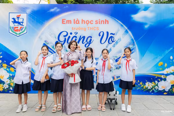 Giáo viên chủ nhiệm của trường THCS Giảng Võ với học trò.