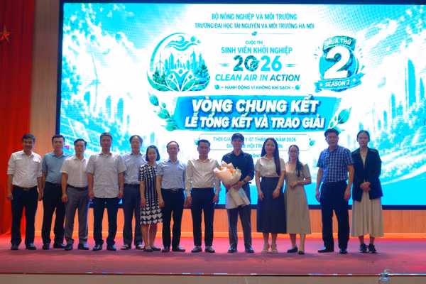 Đại diện Ban tổ chức vinh danh đội sinh viên vào vòng chung kết và đạt giải.