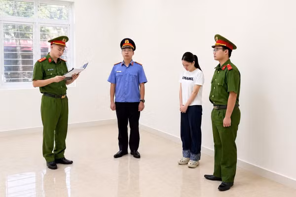 Cơ quan Cảnh sát điều tra tống đạt quyết định và lệnh đối với Phạm Thị Huyền.
