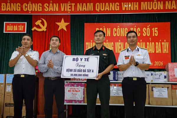 Đoàn công tác của Bộ Y tế tặng quà tại Đảo Đá Tây.