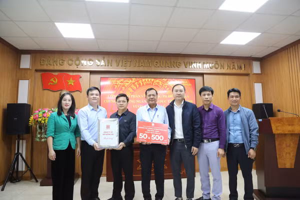 Đoàn Bộ GD&ĐT và Công ty CP Văn phòng phẩm Hồng Hà trao quà cho đại diện Sở GD&ĐT Bắc Ninh.