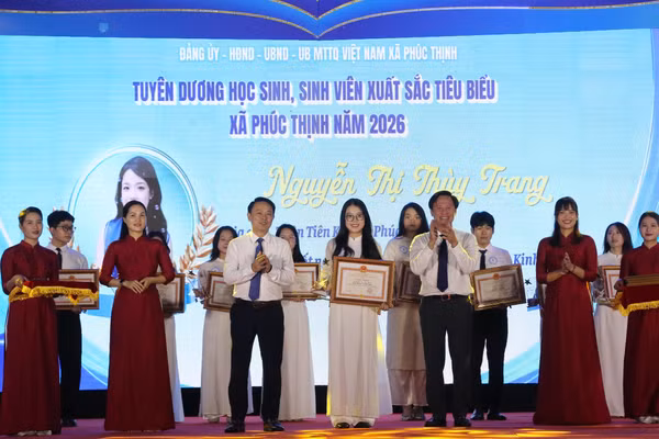 Lãnh đạo xã Phúc Thịnh trao khen thưởng cho các sinh viên xuất sắc.