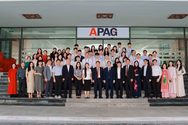 Đại biểu và học viên chụp ảnh lưu niệm tại buổi lễ khai giảng.