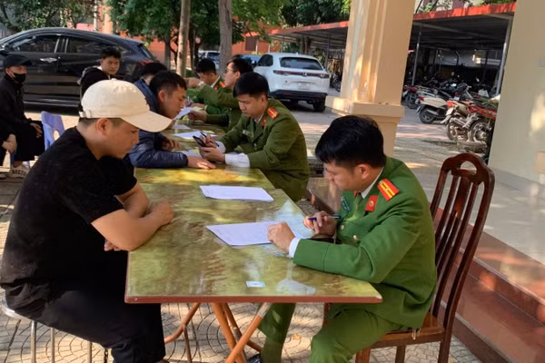 Công an lập biên bản tạm giữ phương tiện vi phạm.