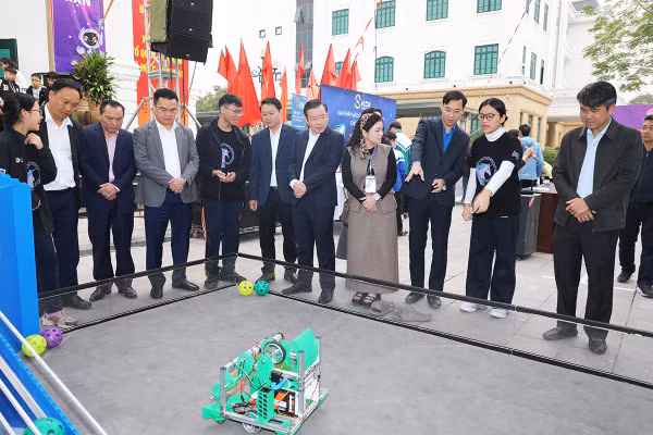 Lãnh đạo phường Từ Sơn cùng đại biểu thăm quan khu vực trưng bày, thi Robocon.