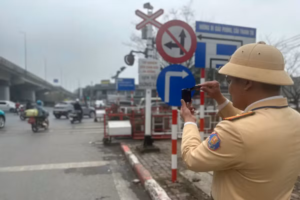 CSGT ghi hình trường hợp vi phạm.
