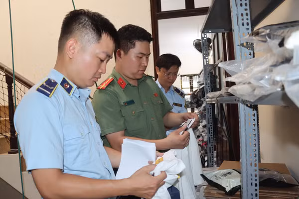 Lực lượng chức năng tiến hành kiểm tra hàng hóa vi phạm.
