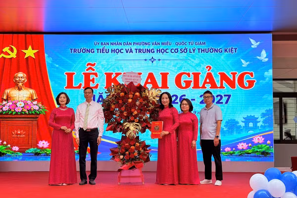 Lãnh đạo phường Văn Miếu - Quốc Tử Giám tặng hoa chúc mừng nhà trường khai giảng năm học mới.