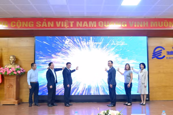 Đại biểu nhấn nút khai trương ứng dụng.