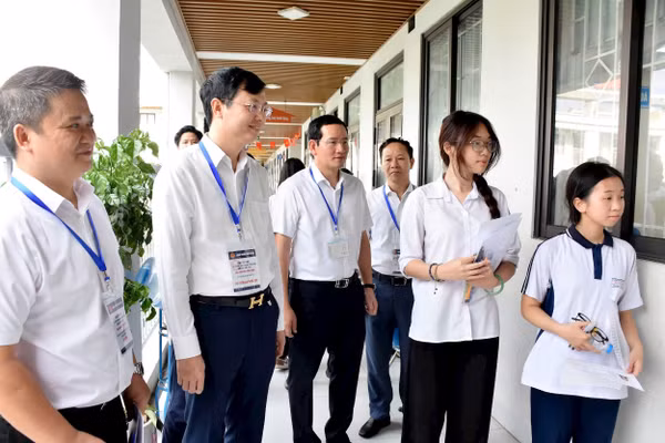 Ban Chỉ đạo thi, tuyển sinh TP Hà Nội kiểm tra công tác tổ chức kỳ thi tại điểm thi Trường THCS Thành Công (Ảnh: PT)