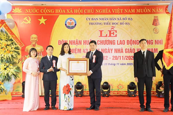 Thừa ủy quyền, Bí thư Tỉnh ủy Bắc Ninh trao Huân chương Lao động hạng Nhì cho Trường Tiểu học Bố Hạ.