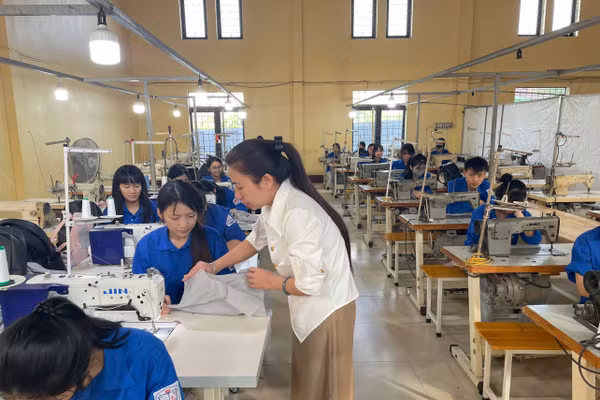 Học sinh tại Trung tâm trong giờ học nghề May thời trang.