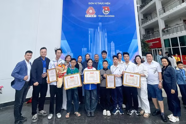 Các thí sinh Bắc Ninh đạt giải chụp ảnh lưu niệm tại chương trình.