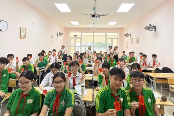 Thầy cô giáo động viên học trò trước kỳ thi vào lớp 10 THPT.
