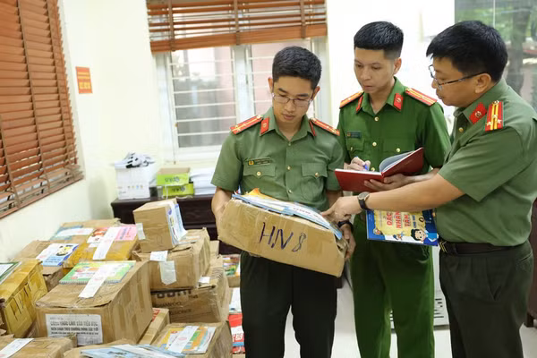Cán bộ một số phòng nghiệp vụ Công an tỉnh kiểm kê các đầu sách giả thu giữ trong vụ án.