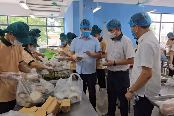 Đoàn kiểm tra của UBND phường Tây Mỗ.