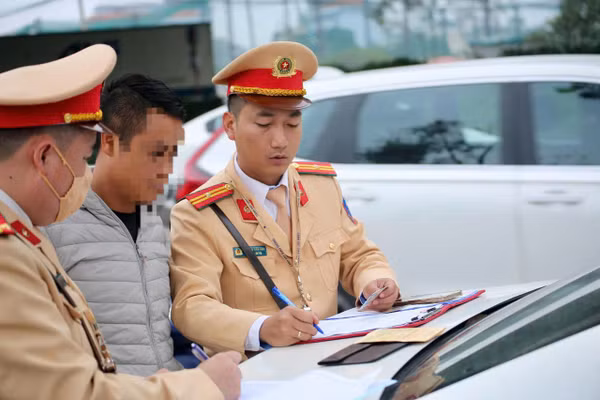 CSGT lập biên bản lái xe vi phạm.