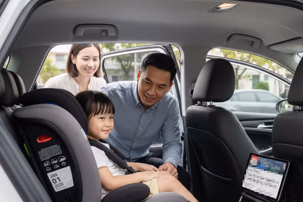 Tài xế ô tô chở trẻ em dưới 10 tuổi và có chiều cao dưới 1,35m sử dụng thiết bị an toàn phù hợp (Ảnh IT).