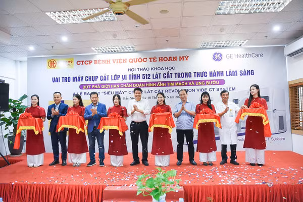 Đại biểu chúc mừng lễ ra mắt "siêu máy" CT 512.