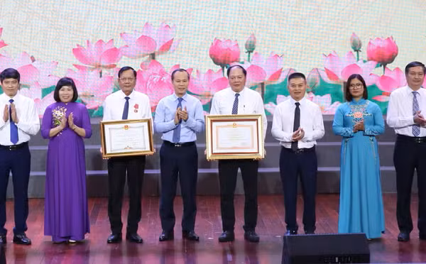 Ông Mai Sơn, Phó Chủ tịch Thường trực UBND tỉnh Bắc Ninh trao Bằng khen của Thủ tướng Chính phủ và Chủ tịch UBND tỉnh cho tập thể Sở GD&ĐT.