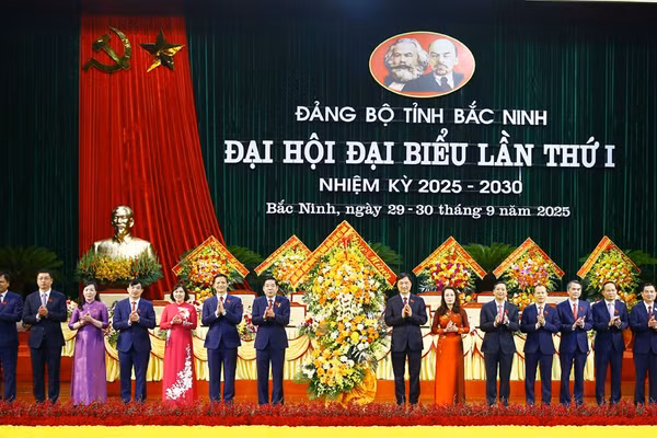 Ông Nguyễn Duy Ngọc tặng hoa chúc mừng Đại hội.
