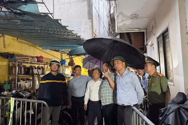 Chủ tịch UBND TP Hà Nội Vũ Đại Thắng trực tiếp chỉ đạo lực lượng chức năng tại hiện trường vụ cháy.
