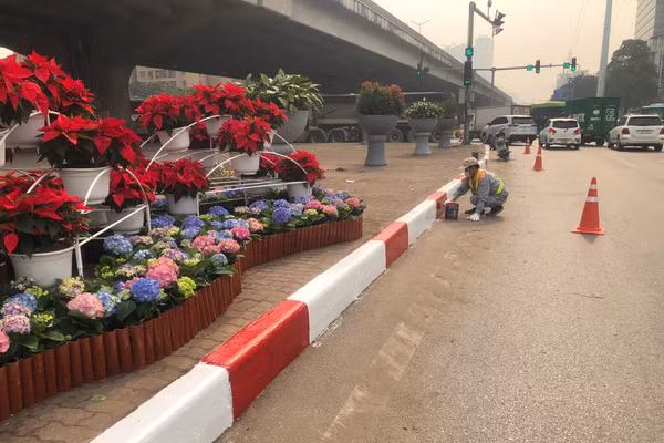 Sơn lại dải phân cách cùng các hạng mục bảo đảm an toàn giao thông.