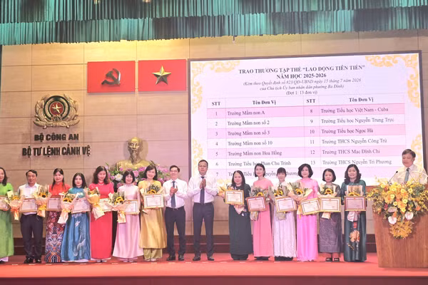 Lãnh đạo phường Ba Đình trao khen thưởng tới đại diện các trường có thành tích cao trong năm học 2025 - 2026. 