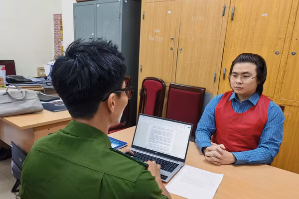 Phạm Tuấn tại cơ quan công an.