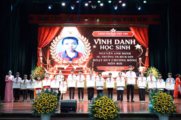 Lãnh đạo phường Việt Yên vinh danh học sinh đạt thành tích xuất sắc.