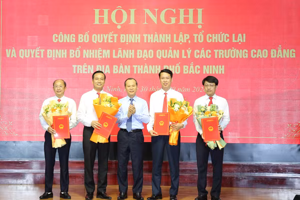 Ông Mai Sơn, Phó Chủ tịch Thường trực UBND TP Bắc Ninh trao các quyết định và chúc mừng lãnh đạo Trường Cao đẳng Công nghiệp Bắc Ninh.