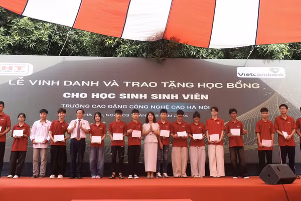 NGƯT.TS Phạm Xuân Khánh trao học bổng cho học sinh, sinh viên.