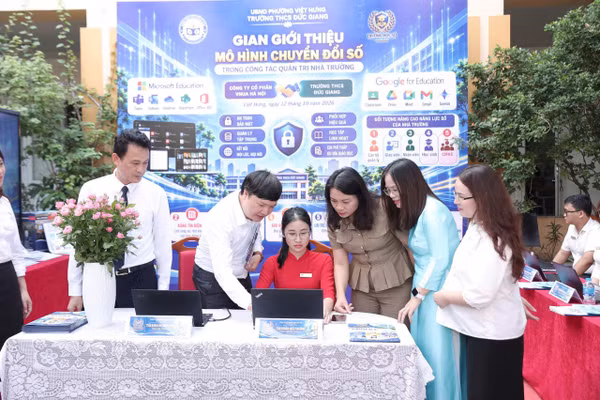 Đại biểu tham quan gian giới thiệu “Mô hình chuyển đổi số trong công tác quản trị nhà trường”.