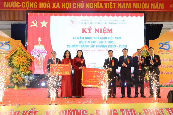 Phó Chủ tịch UBND tỉnh Bắc Ninh - Đào Quang Khải trao Cờ thi đua của UBND tỉnh cho Trường THPT Từ Sơn.