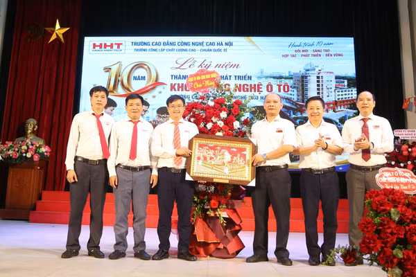 Đại diện Ban Giám hiệu chúc mừng Khoa Công nghệ Ô tô.
