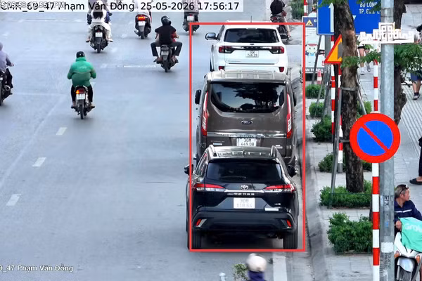 Trước số nhà 49 Phạm Văn Đồng, phường Phú Diễn, tài xế đỗ xe ô tô tại nơi có biển “Cấm đỗ xe”.