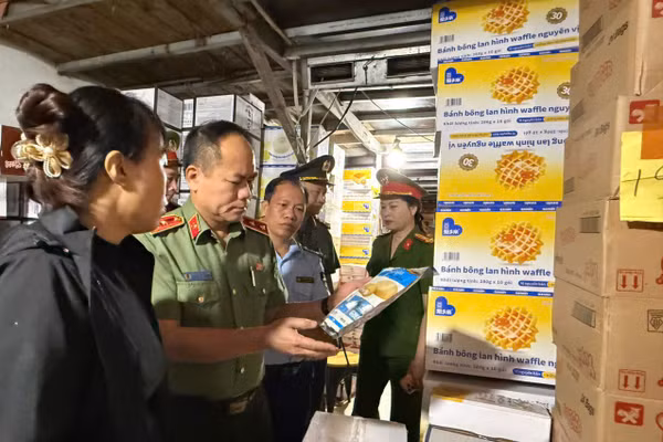Lãnh đạo Công an Hà Nội cùng đoàn kiểm tra hàng hóa tại cơ sở kinh doanh ở La Phù.